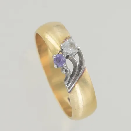 Ring med stenar stl 18¾ bredd 5 mm, 18K Vikt: 5,2 g