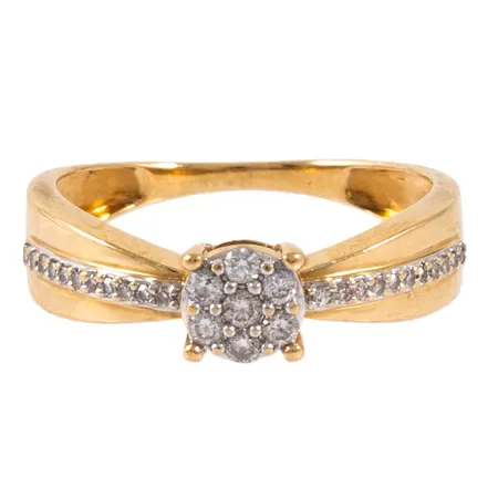 Ring Guldfynd med 29 diamanter totalt 0,15ct W(H)/P stl:15¾ bredd 1,2-5mm, 18K 2,4g. Nypris 11.998:-