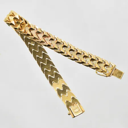 Armband halvstel modell längd 19 cm bredd 11 mm, 18K. Vikt: 20,6 g