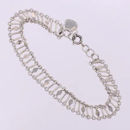 Armband längd ca 18-19cm, bredd ca 9mm, skevheter, silver 925/1000. Vikt: 6,7 g