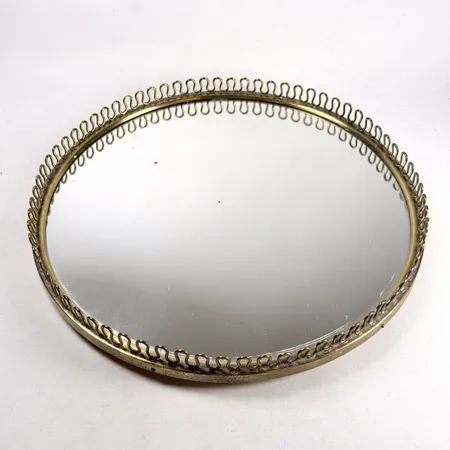 Bordsplateau mässing och spegelglas 1940-tal Ø30cm bården har lossnat i lödningen och flammigt spegelglas