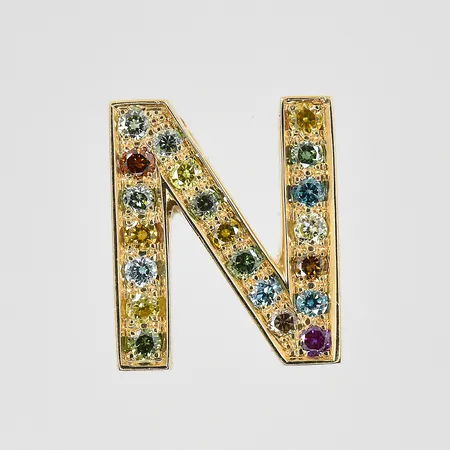 Hänge bokstaven N med färgade diamanter stl:9x8 mm, 18K. Vikt: 0,9 g