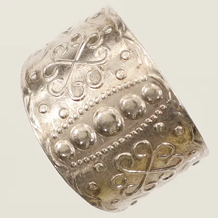 Ring med mönstrad dekor stl 16¼ bredd 6,1mm silver 925/1000 Vikt: 4,7 g