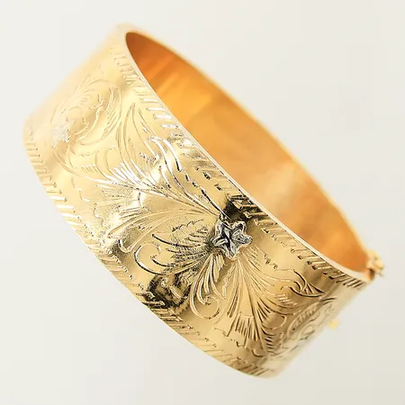 Armring med dekor Ø64mm vitguldsdetaljer otydliga stämplar 18K Vikt: 39,1 g