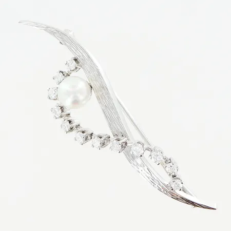 Brosch diamanter 12xca0,04ct odlad saltvattenpärla Ø6mm, längd 52mm, bredd 12mm, vitguld, 18K Vikt: 4,8 g
