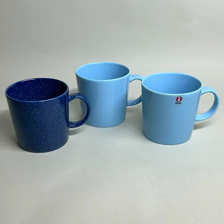 3 Muggar IIttala Teema design Kaj Franck höjd 8cm Ø8,5cm, ljusbå & mörkblå Skickas med paket.