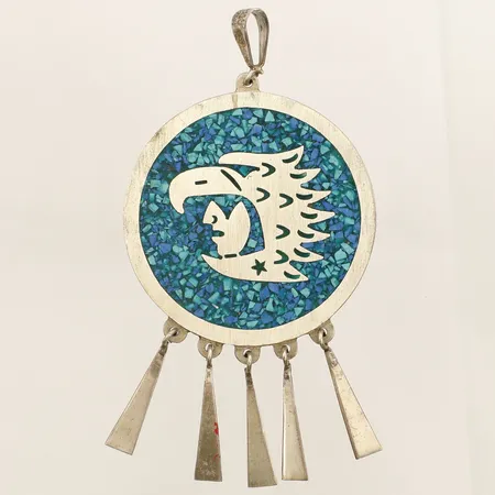 Hänge med mikromosaik av turkos samt emaljarbete längd 85mm, bredd 46mm gjord av M Martinez Mexico defekt ögla samt färgfläckar silver 925/1000 Vikt: 34,8 g