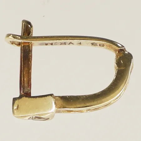 Ett udda örhänge med vita stenar längd 12,8mm bredd 5,0mm 14K Vikt: 1 g