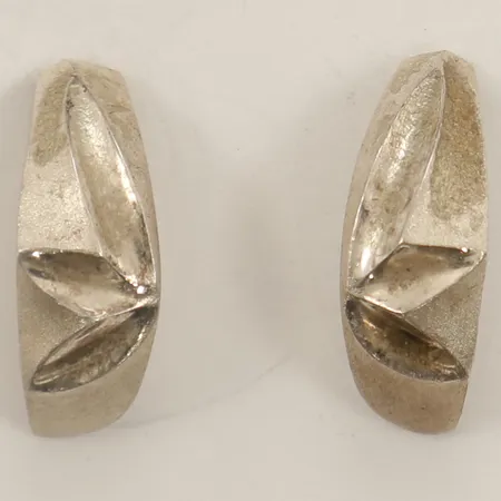 Ett par örhängen längd 16,1mm bredd 6,0mm silver 925/1000 Vikt: 2 g