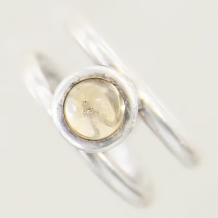 Ring med gul sten stl:18 bredd 8-10mm repig skena samt sten silver 925/1000 Vikt: 8,8 g