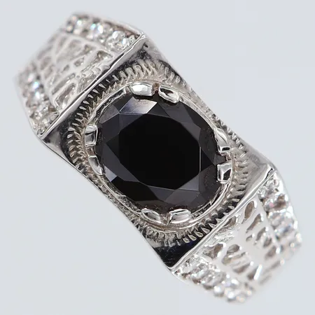 Klackring med svart och vita stenar stl:22 bredd 4-10mm Silver 925/1000.  Vikt: 6,5 g