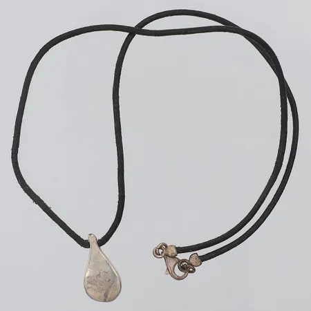 Collier Efva Attlning Happy Tear pendant läderband 40,5cm, hänge 18,5mm 10mm, 925/1000 silver Vikt: 4,4 g