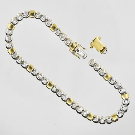 Armband med diamanter 36x0,03ct längd 20cm, bredd 5mm, defekt/låsdel behöver lödas/lagas, vitguld/gulguld, 18K. Vikt: 19,6 g