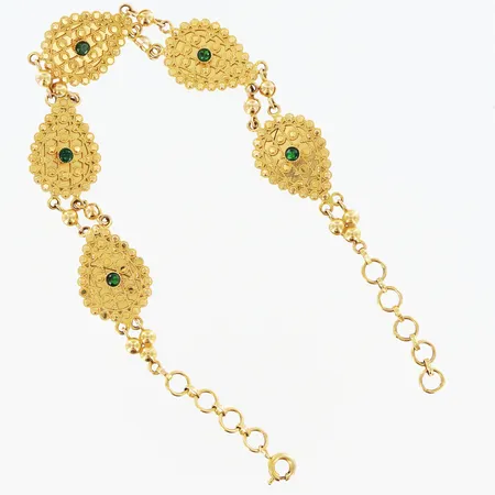 Armband gröna stenar längd 17,5-20cm bredd 13mm skevheter 21K. Vikt: 8,7 g