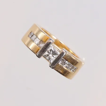 Ring med princesslipade diamanter 1xca0,40ct samt diamanter 8xca0,04ct stl:16 bredd 7mm gravyr 18K Vikt: 13,8 g