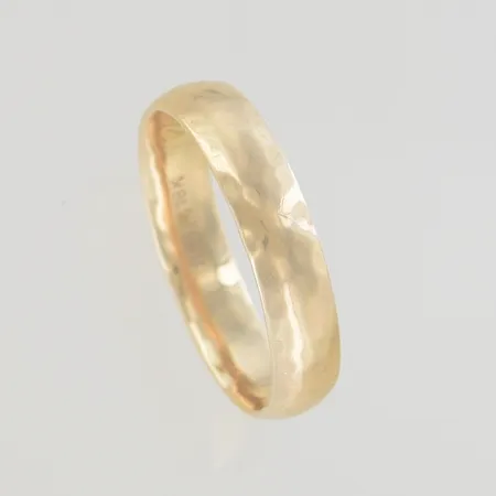 Ring stl:21¼ bredd 5 mm, graverad 18K  Vikt: 6,4 g