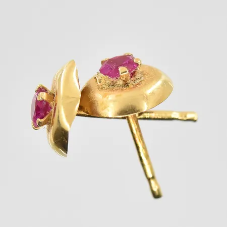 Diverse defekt guld med stenar, 18K. Vikt: 0,5 g