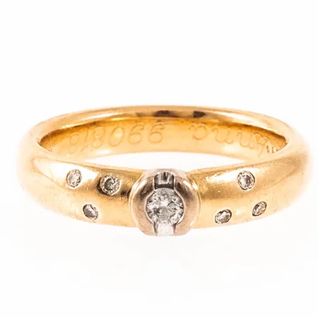 Ring Guldfynd med sju briljantslipade diamanter totalt 0,15ct enligt gravyr stl:17¼ bredd 3,6-4,7mm, gravyr, 18K 5,9g. 