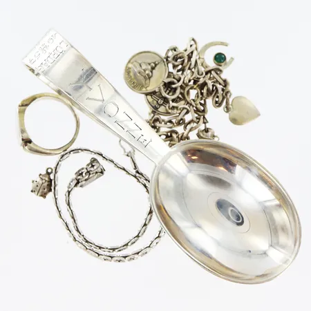 2 armband, 1 dopsked, 1 klackring, 2 berlocker, allt med defekter, gravyr, silver 830/1000 Vikt: 75,3 g