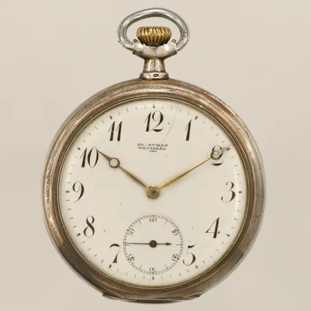 Fickur AD Nyman Westerås Ø51,0mm boettnummer:6023312 Omega urverk seienummer: 5279360 från 1916 innerboett i silver liten sekundvisare, defekt, repigt, skadad urtavla silver 800/1000 Vikt: 90,2 g