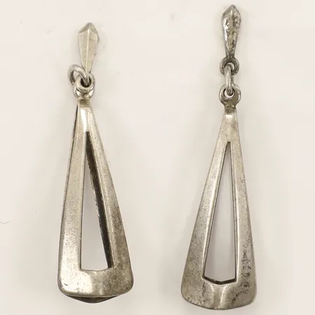 Ett par örhängen längd 31,0mm bredd 8,1mm silver 835/1000 Vikt: 2,3 g