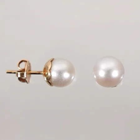 Örhängen med pärla höjd: 1.5cm. Bredd: 7.4mm 18k Vikt: 2,4 g
