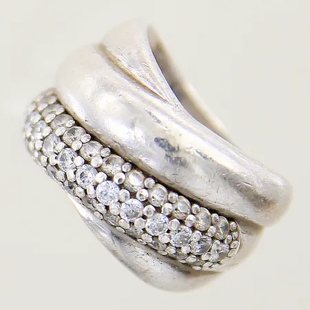 Ring med vita stenar Ti Sento stl 18¼ bredd 8-15mm, något repig skena, silver 925/1000 Vikt: 17,3 g
