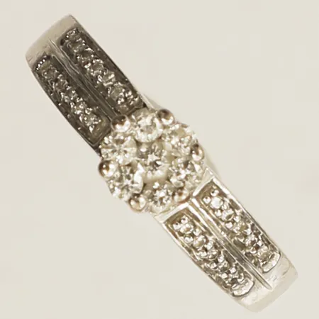 Ring med diamanter 27xca0,005-0,05ct stl:16 bredd 5,4mm GHA smärre repor vitguld 18K Vikt: 4 g
