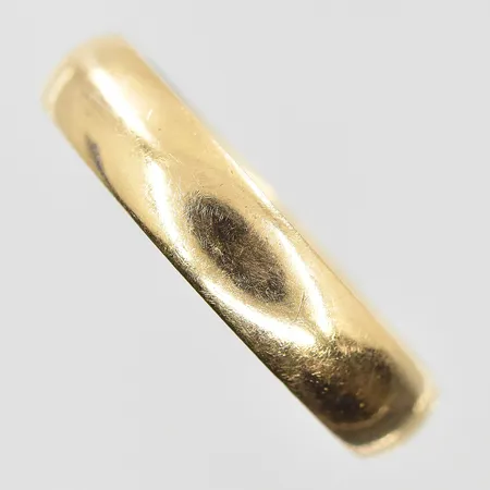 Ring stl:19¾ bredd 5 mm, gravyr, 18K. Vikt: 5,1 g