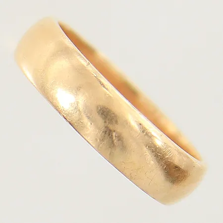 Ring slät stl:17 bredd 4,7mm gravyr samt repig 18K  Vikt: 5,1 g