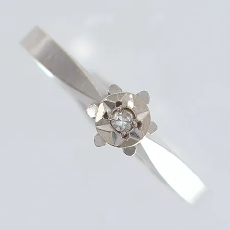 Ring med 8/8-slipad diamant 1 x 0,02ct stl: 16½ bredd 2-5,5mm vitguld 18K.  Vikt: 2,2 g