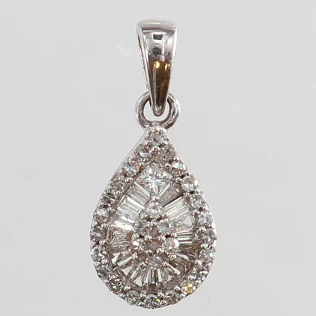 Hänge med 8/8-slipade diamanter 28 x ca 0,005ct samt baguetteslipade och prinsesslipade diamanter 17x7mm ink ögla GHA vitguld 18K. Vikt: 0,9 g