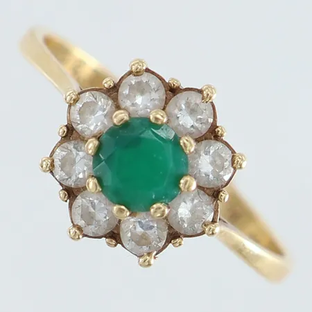 Ring med grön och vita stenar stl:18¼ bredd 2-11mm 14K.  Vikt: 2,4 g