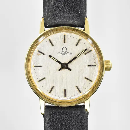 Damur Omega 18K, quartz, Ø22mm, läderband ej original, repigt plexiglas, behov av batteribyte, inga tillbehör. bruttovikt 13,5g