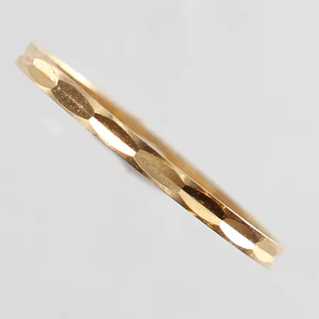 Ring med dekor stl:17 bredd 1,5mm 18K.  Vikt: 0,5 g