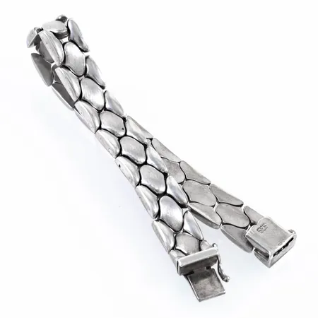 Armband Korridorkänk delvis matterad, längd 18,5cm bredd 10,5mm, svag buckla, silver 835/1000 21,1g.