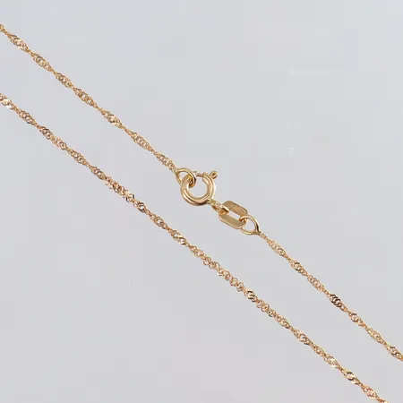 Kedja Singapore längd 44,5cm bredd 0,9mm 18K.  Vikt: 1,4 g