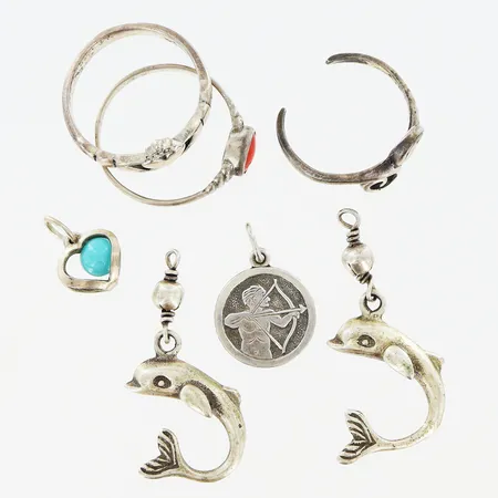 2 påhängen delfiner längd 30mm, 3 ringar 1 med sten stl:16-16½, 2 hängen 1 med sten 10mm,18mm, silver 830, 925/1000 Vikt: 9,3 g