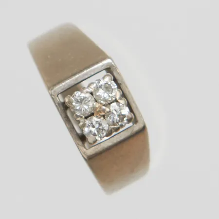 Ring med diamanter 0,24ct enligt gravyr stl:15¾, bredd 2,5-7mm, vitguld, skev skena, 18K Vikt: 4,9 g
