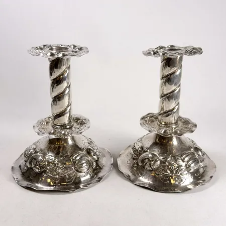 Ett par ljusstakar barockstil punsad och ciselerad dekor höjd 15,5cm svenska stämplar 1947 ett skaft har lossnat från gängan fylld botten silver 830/1000 bruttovikt 963g Vikt: 963 g