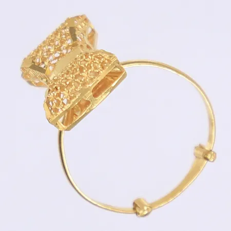 Ring genombruten dekor reglerbar stl:ca 16-18 något ojämn skena 21K Vikt: 1,9 g