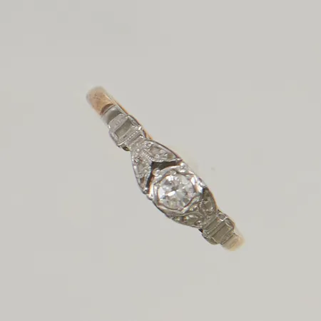 Ring stl16 bredd:1,6-4,5mm med diamant 1xca0,10ct, 18K, 2,5g.