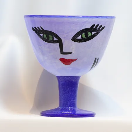 Skål på fot, "Open Minds", Ulrica Hydman-Vallien för Kosta Boda, glas, signerad, höjd 19cm, bruksslitage Skickas med postpaket.