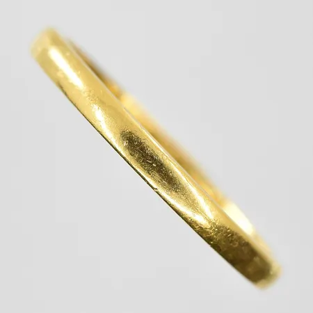 Ring stl:19 bredd 2 mm, gravyr, 23K. Vikt: 3,4 g
