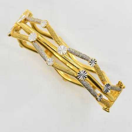 1 stel armring öppningsbar Ø60 mm bredd 12 mm, gulguld/vitguld, 22K. Vikt: 28,1 g