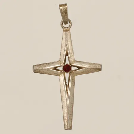 Hänge kors med röd sten 40mm inklusive öglan bredd 21mm silver 835/1000 Vikt: 3,6 g