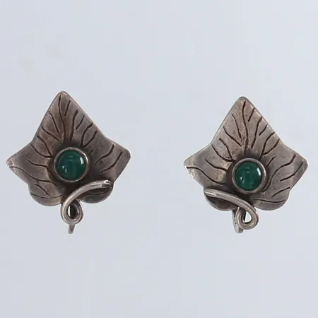 Ett par örhängen med gröna stenar 15,5x16mm Silver 830/1000.  Vikt: 3,5 g