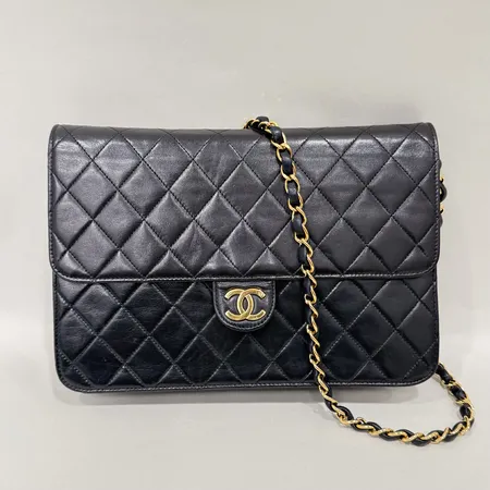 Väska Chanel Single Flap bag lammskinn serie-nr: 5027367 ca 1997-1999 mått 17x25x7cm, beslag i 24K guldplätering med mindre repor, kartong, inga övriga tillbehör