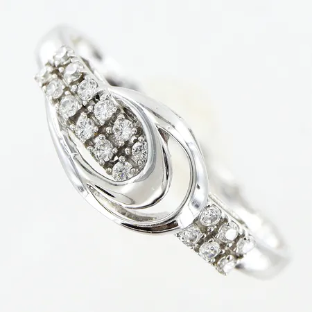 Ring vita stenar stl:17½, bredd 1,5-6,5mm, vitguld, 18K Vikt: 1,5 g
