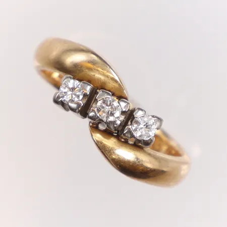 Ring tvåfärgad med diamanter 3xca0,05ct stl:17 bredd 3-6mm JAA (Alfred J Andersson) Göteborg 1923, troligen omarbetad, 18K Vikt: 5,3 g